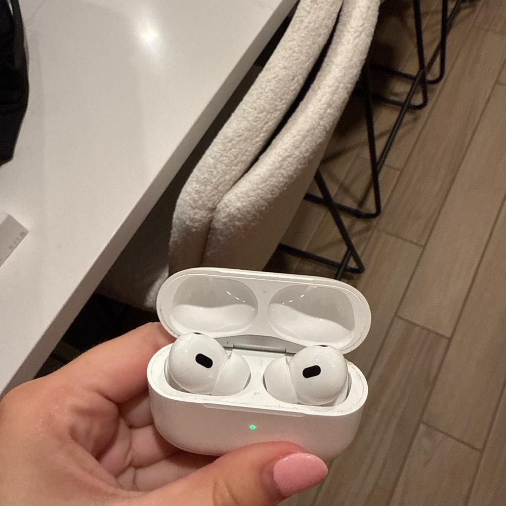 AirPods Pro First Generation - Picture 2 of 2